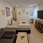 בית הארחה Appartment-ferienwohnung Mit Kueche, Bad, Wlan, Klimaanlage, Modern Eingerichtet רודינג