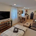 Appartment-ferienwohnung Mit Kueche, Bad, Wlan, Klimaanlage, Modern Eingerichtet 4* רודינג