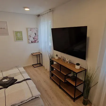 Appartment-ferienwohnung Mit Kueche, Bad, Wlan, Klimaanlage, Modern Eingerichtet Vendégház