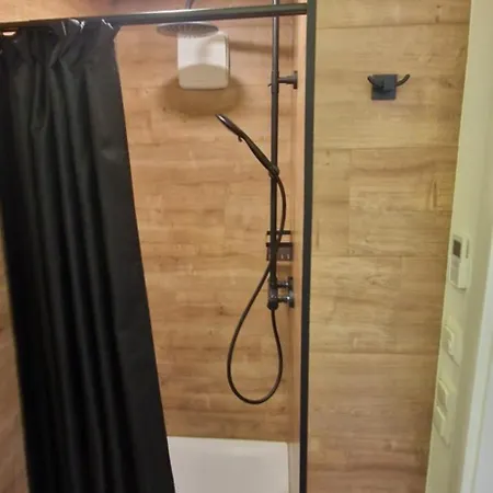 Appartment-ferienwohnung Mit Kueche, Bad, Wlan, Klimaanlage, Modern Eingerichtet Vendégház 4*