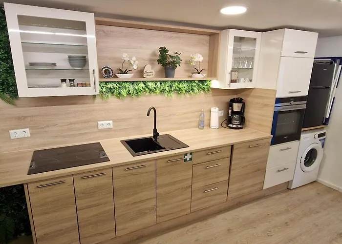 Appartment-ferienwohnung Mit Kueche, Bad, Wlan, Klimaanlage, Modern Eingerichtet